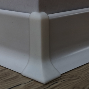 Roh k soklu vnější PVC Profil-EU bílá, výška 40 mm, SKPVCVNER4BI